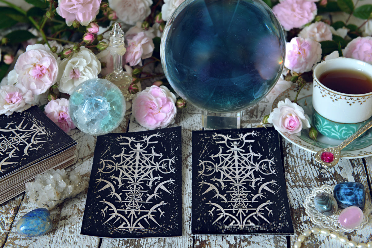Tarot vs Oracle Cards (What’s the Difference?)